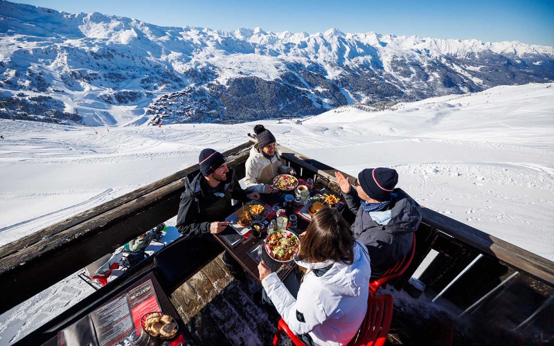 Eten op het terras van een bergrestaurant