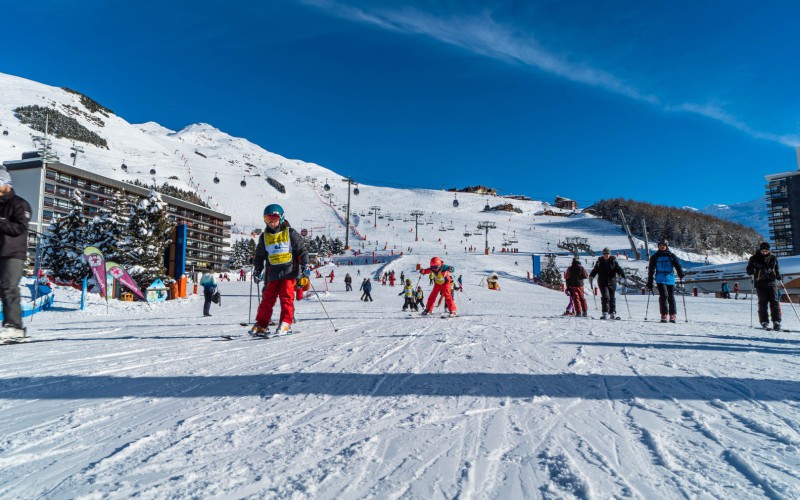 Kinderen skiën