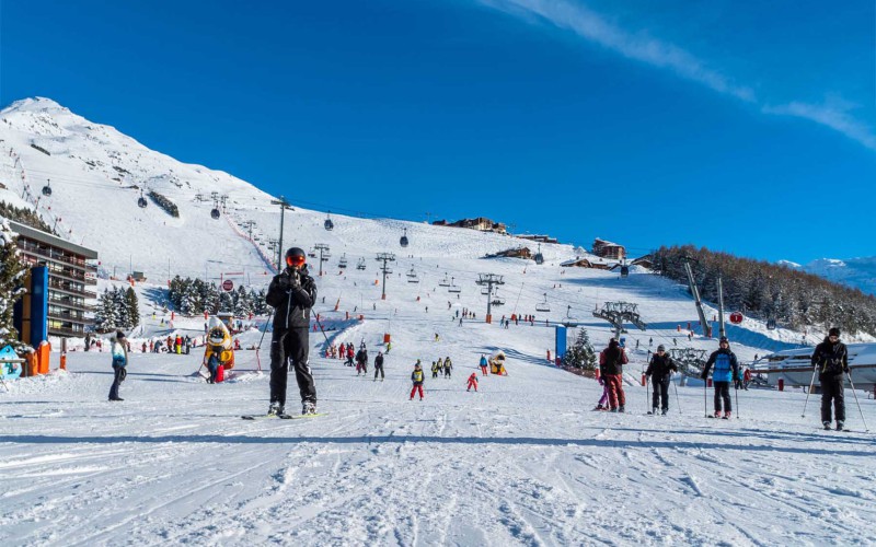 Skiers in het resort Les menuires